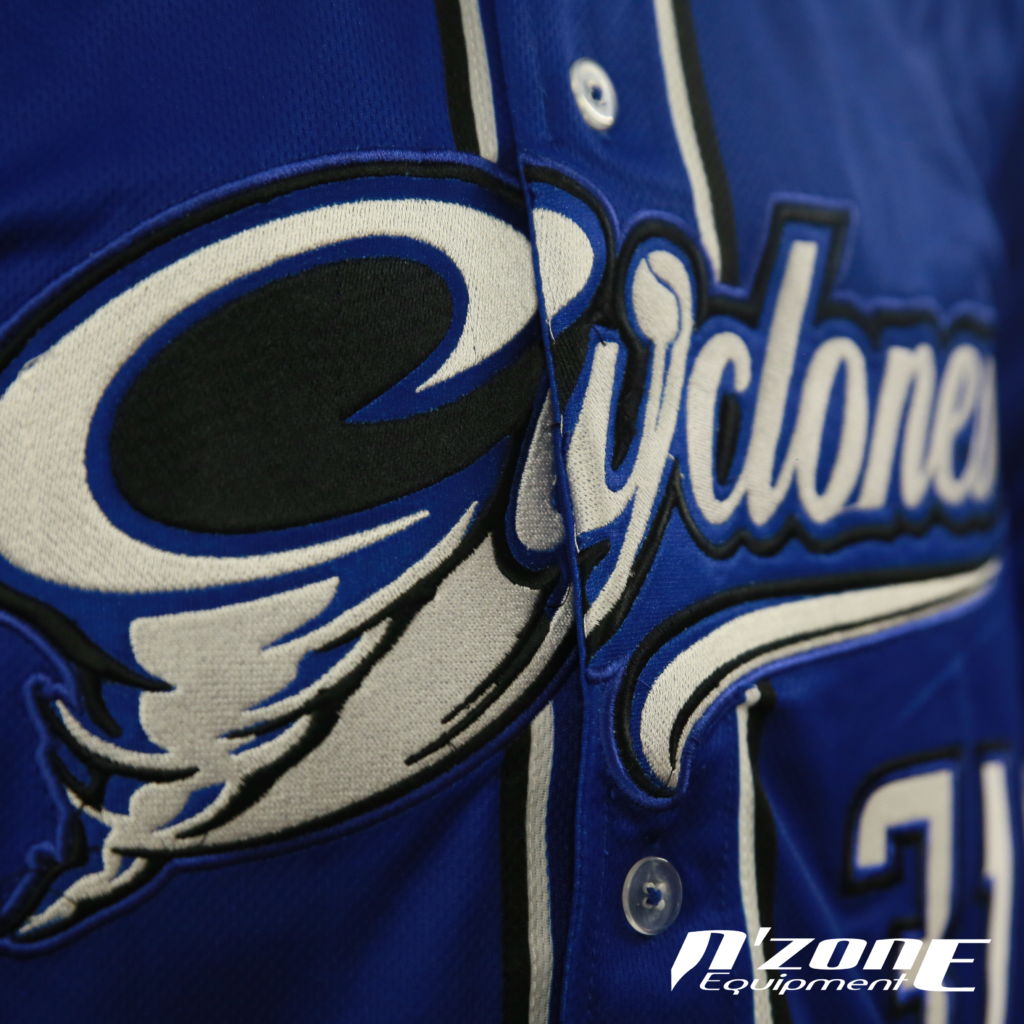 Détail du maillot des Cyclones de Dinan